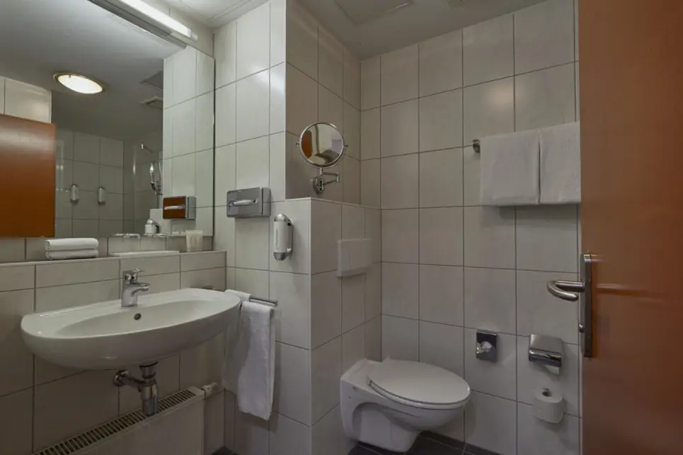 Comfort twin room bathroom - H+ Hotel Darmstadt - Official website