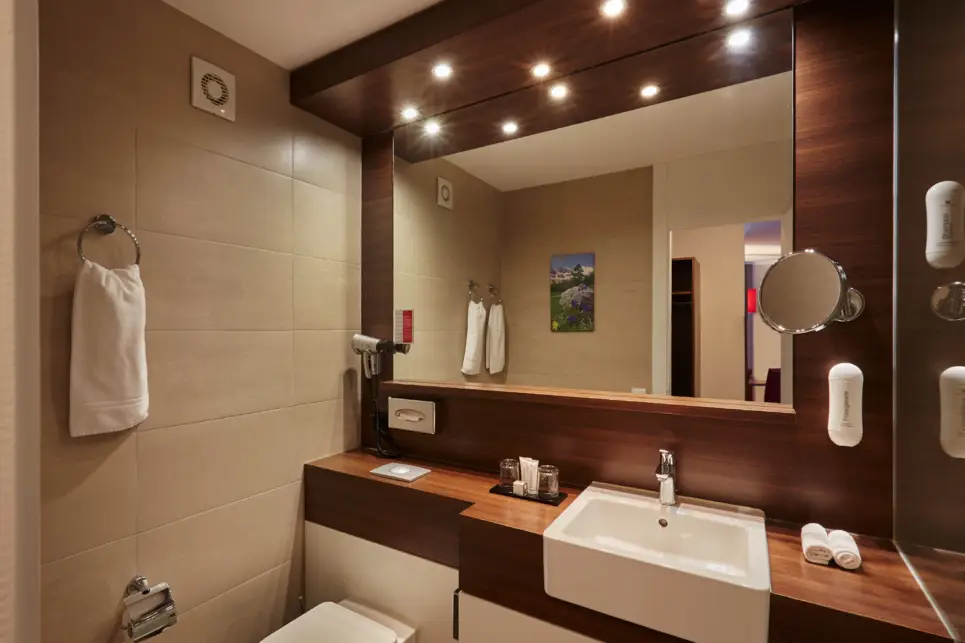 Bathroom - Superior double room at the H+ Hotel & Spa Engelberg - Official website