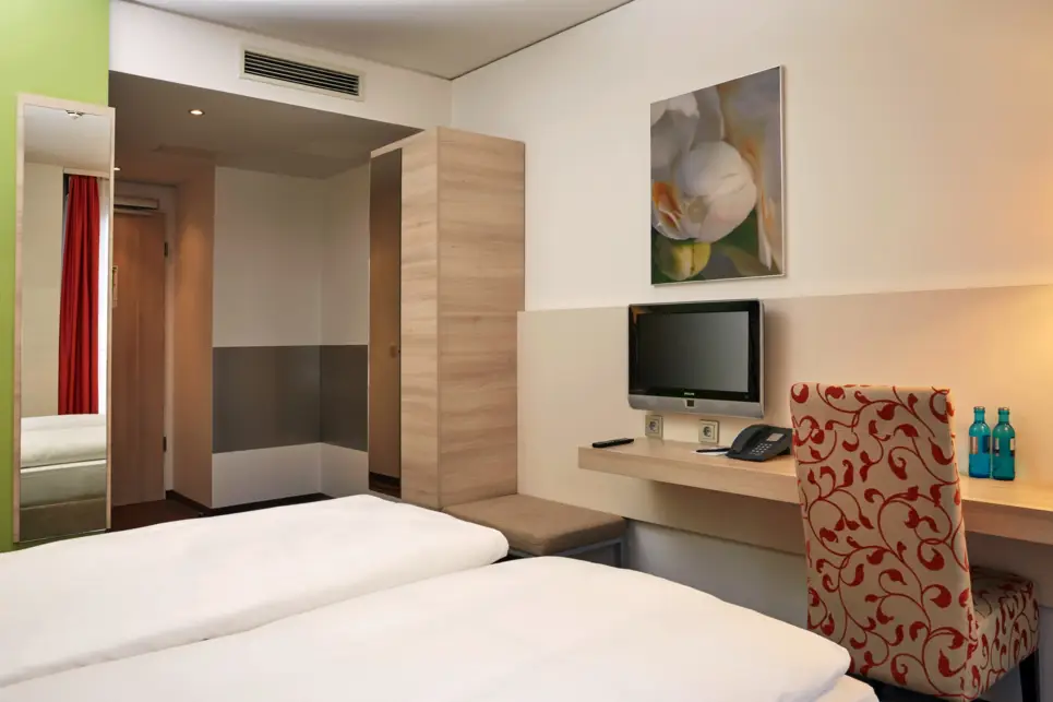 Comfort double room (queen-size bed) - H+ Hotel München - Official website