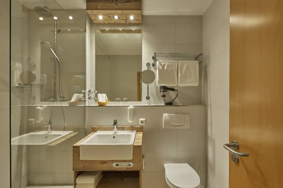 Standard double room bathroom - HYPERION Hotel Garmisch-Partenkirchen