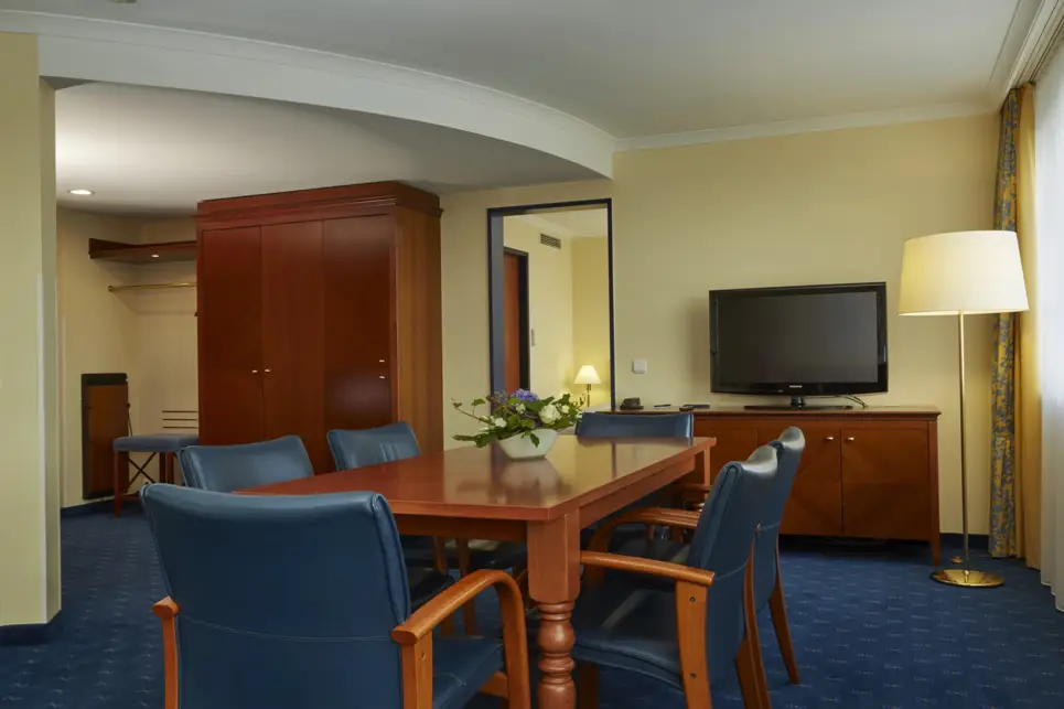 Modern and spacious grand suite at the H4 Hotel Kassel - Official website