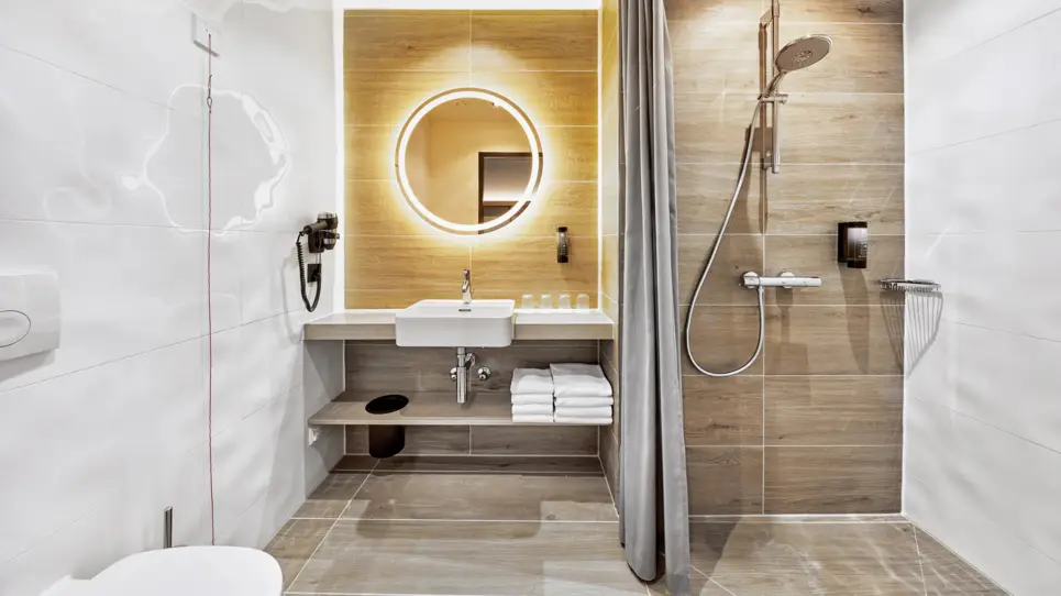 Quadruple room bathroom - H2 Hotel Düsseldorf Seestern - Official website