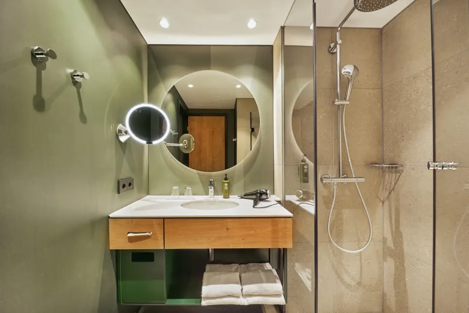 Bathroom in the Comfort Twin room - H+ Hotel Frankfurt Eschborn