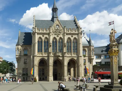 Platz vor dem Erfurter Rathaus. Im Vordergrund steht eine Statue.
