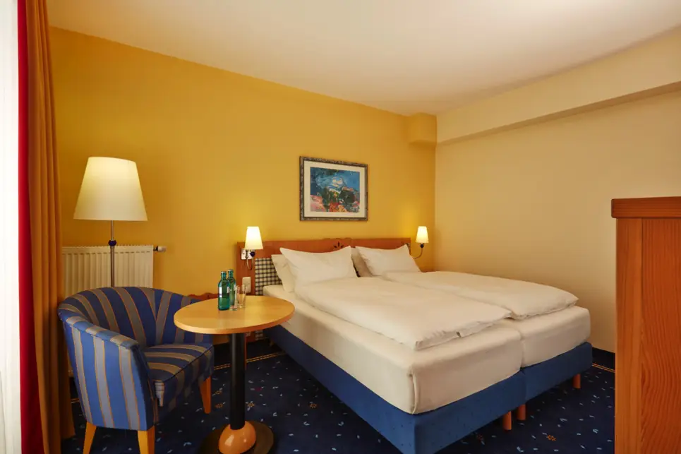 A light hotel room at the H+ Hotel & Spa Friedrichroda - Official website
